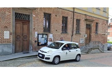 Nuova automobile destinata ai servizi comunali
